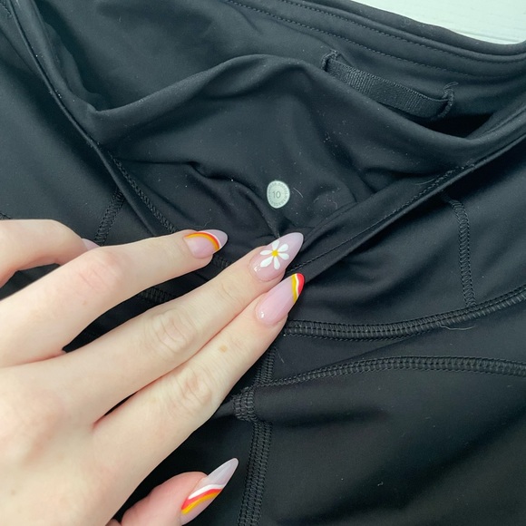 lululemon black leggings with pockets - Picture 4 of 4